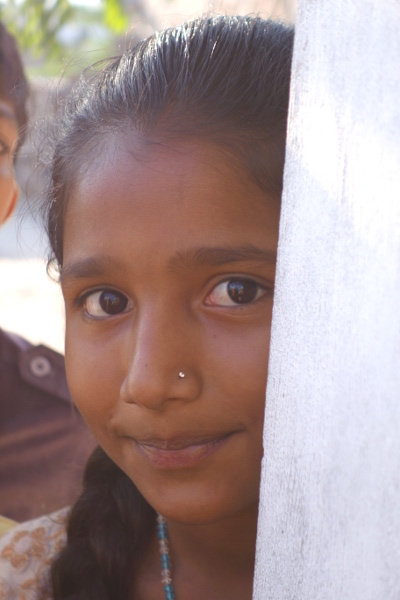 Cette petite appartient à une haute caste. Elle a fait visiter sa maison à Claudette. Lors de la photo de groupe, les enfants eux-mêmes désignaient les enfants de basses castes qui étaient parmi eux. C'était très gênant pour nous. Mais c'est là une dure réalité devant laquelle on ne peut pas fermer les yeux.