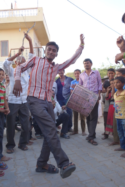 Un jeune entame la première danse.