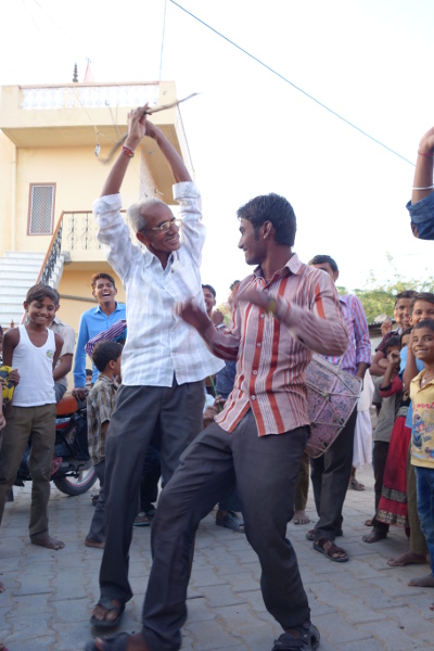 Un aîné se joint à la danse. Un aîné se joint à la danse.