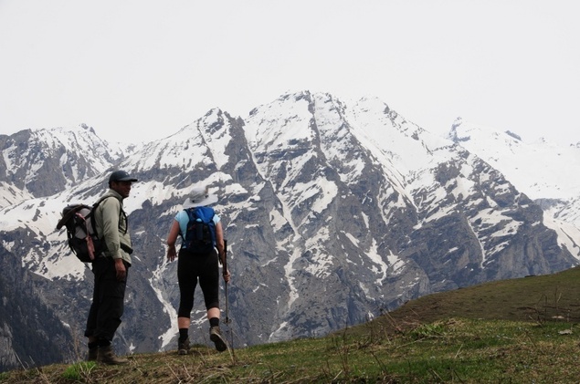 Le guide et Geneviève sur fond de hauts sommets