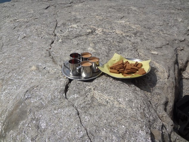 Thé et biscuits à l'arrivée au camp