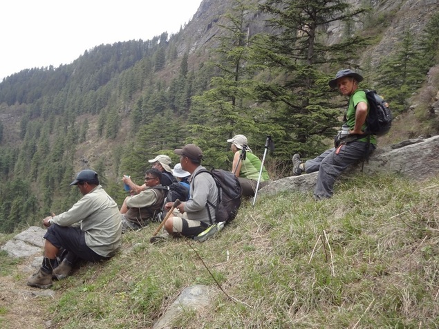 Pause en terrain pentu sur le chemin du retour Pause en terrain pentu sur le chemin du retour