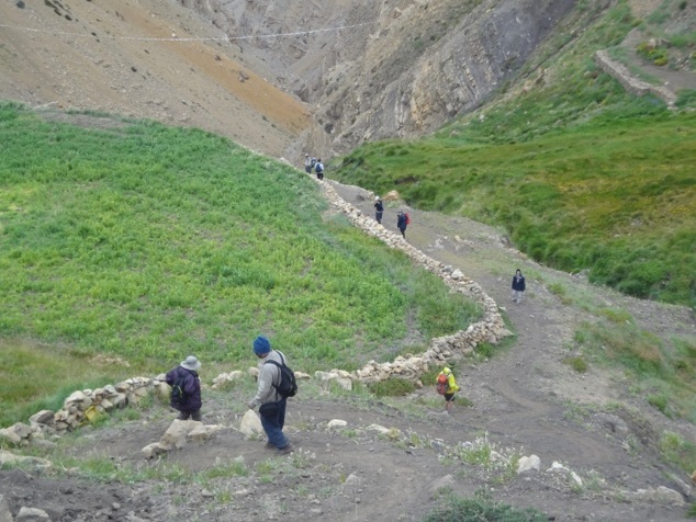 Nous entamons notre descente dans la vallée Nous entamons notre descente dans la vallée