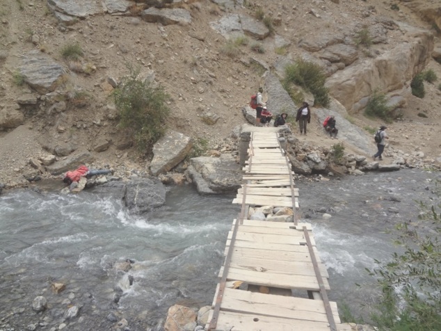 Au fond de la vallée, la rivière et le petit pont de bois ... ou plutôt ce qu'il en reste