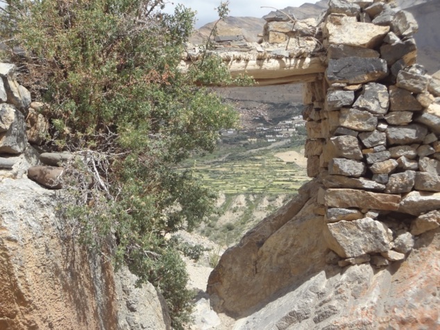 Nous arrivons enfin en vue de Lhalung au détour d'un sentier