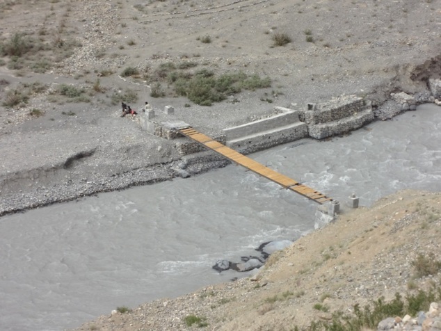 Pont sur la Lingthi. Difficile à franchir à cause du balancement qui se produit au moment du passage