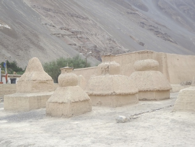 Stupas dans l'enceinte du monastère