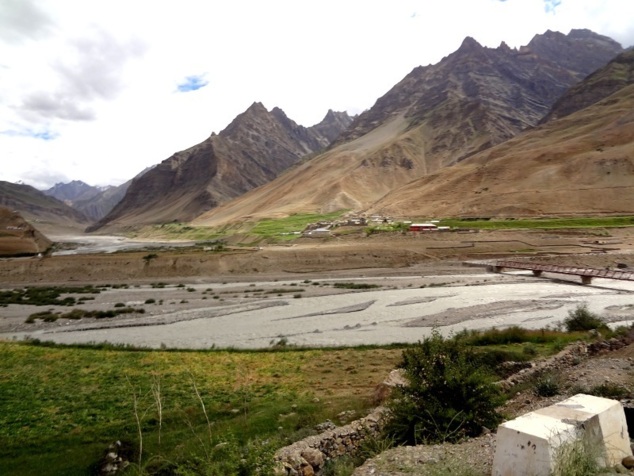 Le village de Sagnam au fond, au pied de la montagne