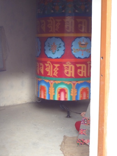 Moulin à prières géant en mouvement dans le "gompa" du village Moulin à prières géant en mouvement dans le "gompa" du village