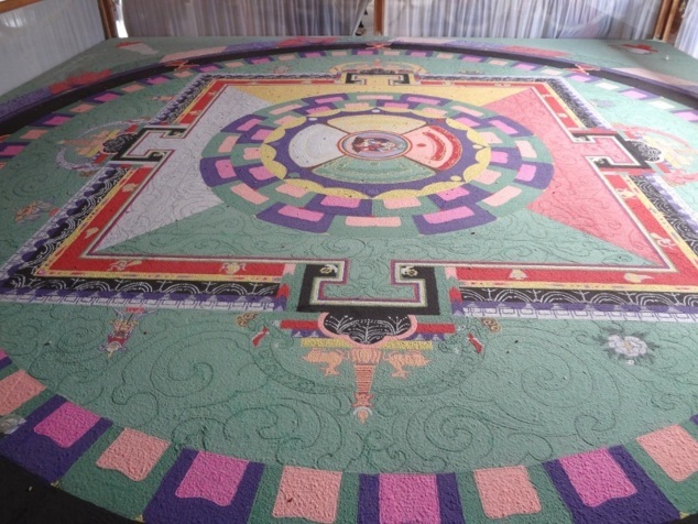 Mandala dessiné avec patience et minutie à l'aide de poudres colorées