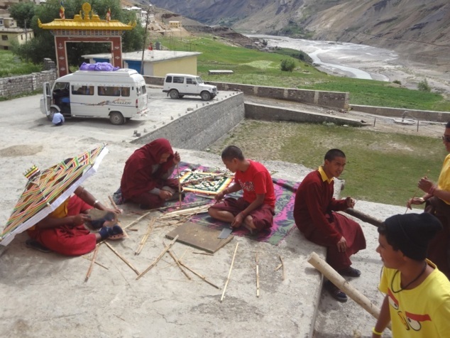 Les jeunes moines fabriquent des ornements et objets divers en vue de la cérémonie à venir