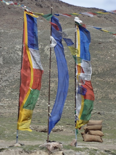 Drapeaux au col de Kunzum