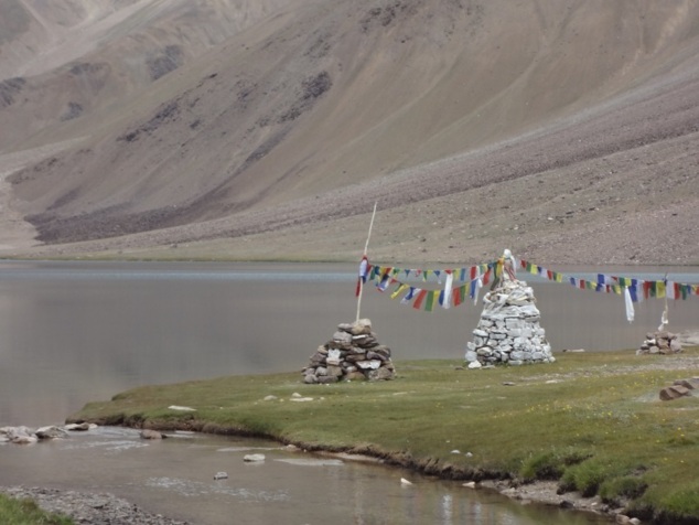 Le lac est sacré. Des chortens s'élèvent sur ses rives. Le mythe dit qu'une déesse a élu domicile dans ses profondeurs abyssales