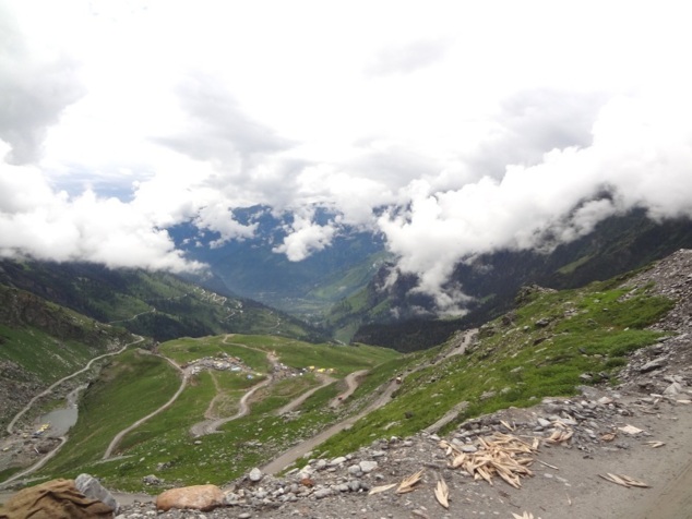La pluie est au rendez-vous quand nous franchissons le col de Rohtang. Nous quittons une région aride et ensoleillée pour entrer dans la vallée de Kullu arrosée par la mousson La pluie est au rendez-vous quand nous franchissons le col de Rohtang. Nous quittons une région aride et ensoleillée pour entrer dans la vallée de Kullu arrosée par la mousson