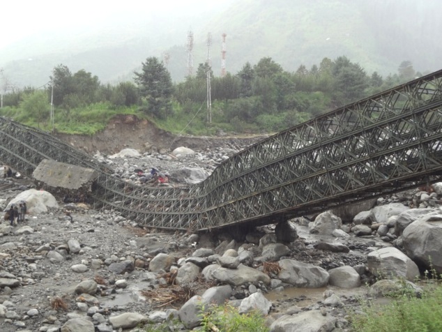 Un pont s'est écroulé emporté par les eaux torrentielles de la mousson. Après un voyage de rêve ... retour à la dure réalité. Un pont s'est écroulé emporté par les eaux torrentielles de la mousson. Après un voyage de rêve ... retour à la dure réalité.