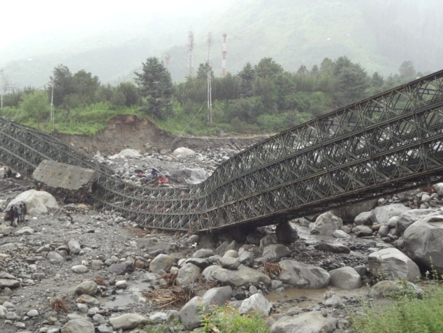 Un pont s'est écroulé emporté par les eaux torrentielles de la mousson. Après un voyage de rêve ... retour à la dure réalité.