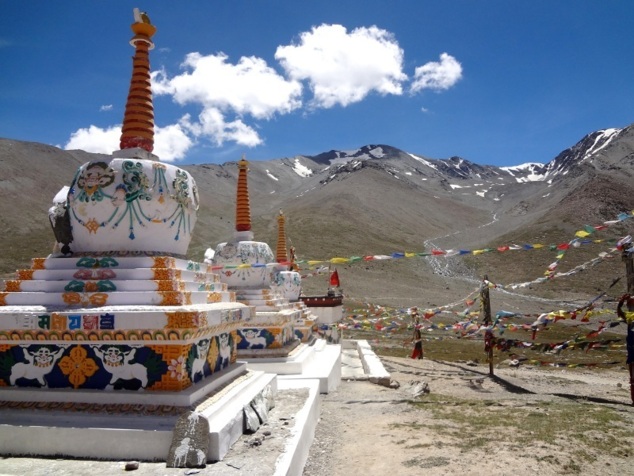 Col de Kunzum : rangée de trois stûpas et dans le prolongement au fond le temple de la déesse