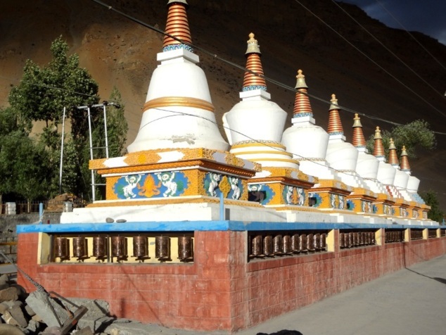 Rangée de stûpas devant le monastère de Kaza