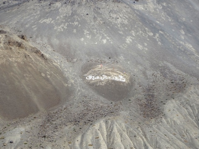 Le mantra "Om mani padme hum" gravé sur la montagne