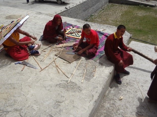 Fabrication d'ombrelles, symboles de protection et de respect Fabrication d'ombrelles, symboles de protection et de respect