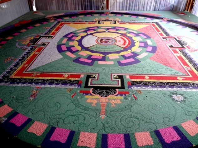 A l'intérieur un mandala que les moines détruiront au cours de la cérémonie. Ce geste rituel souligne l'impermanence de toute chose. A l'intérieur un mandala que les moines détruiront au cours de la cérémonie. Ce geste rituel souligne l'impermanence de toute chose.