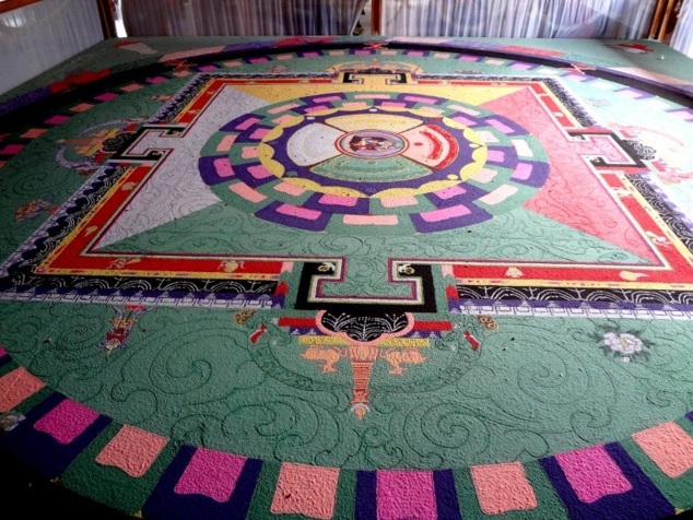 A l'intérieur un mandala que les moines détruiront au cours de la cérémonie. Ce geste rituel souligne l'impermanence de toute chose.