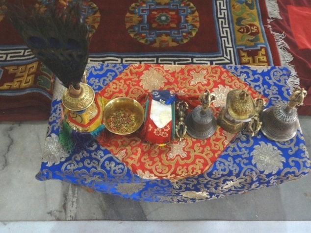 Objets cultuels : le vase, la cloche, le vajrâ. Objets cultuels : le vase, la cloche, le vajrâ.