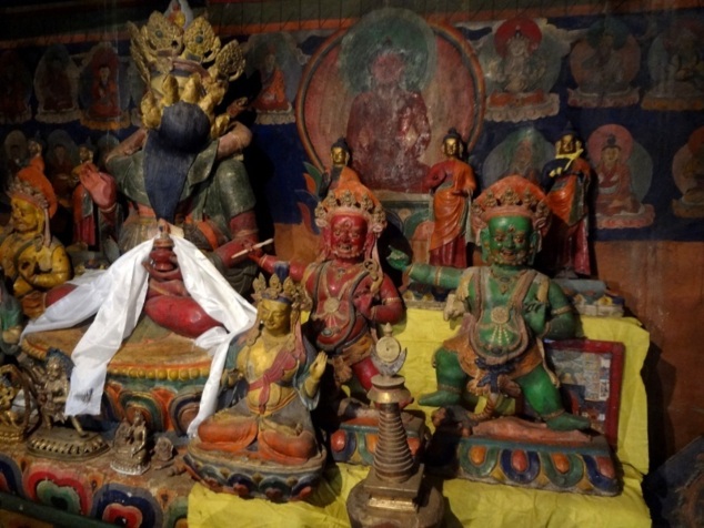 L'enlacement des déités symbolise l'union de toutes les dualités et donc la fusion : principes masculin et féminin, droite et gauche, compassion et sagesse, ... L'enlacement des déités symbolise l'union de toutes les dualités et donc la fusion : principes masculin et féminin, droite et gauche, compassion et sagesse, ...