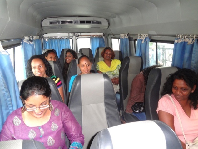 Le moral est au beau fixe dans le minibus. A travers les vitres la rue est un spectacle permanent Le moral est au beau fixe dans le minibus. A travers les vitres la rue est un spectacle permanent