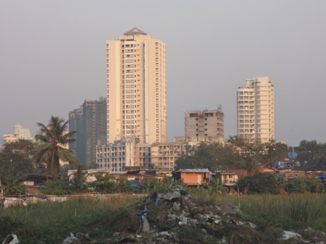 Au pied des immeubles, souvent des bidonvilles