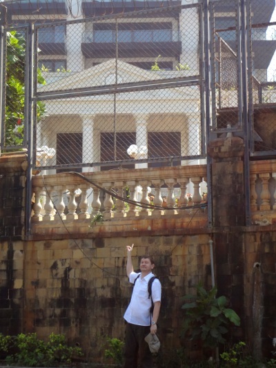 La demeure de Shah Rukh Khan : une villa au premier plan et un petit immeuble ... pour lui tout seul La demeure de Shah Rukh Khan : une villa au premier plan et un petit immeuble ... pour lui tout seul