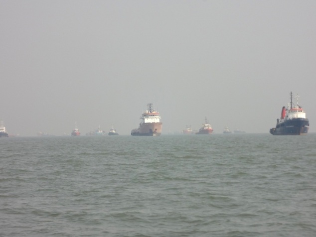 ... on peut apercevoir une armada impressionnante de navires de commerce qui profitent du calme de la baie ... on peut apercevoir une armada impressionnante de navires de commerce qui profitent du calme de la baie