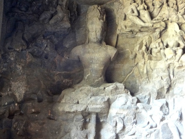 Shivâ grand maître de yogâ, en état d'équilibre sur un axe qui n'est autre qu'un dieu serpent Shivâ grand maître de yogâ, en état d'équilibre sur un axe qui n'est autre qu'un dieu serpent