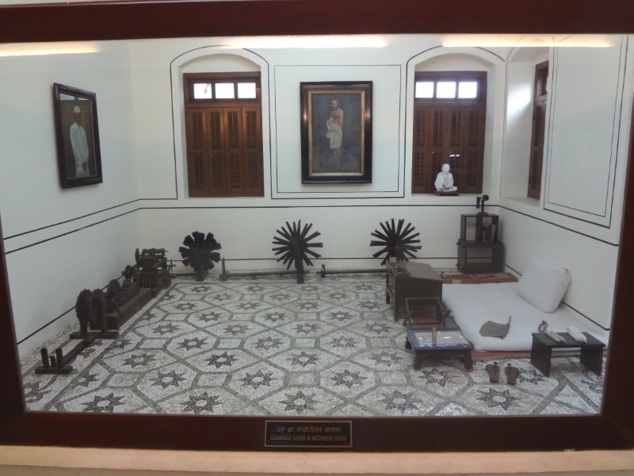 La pièce où Gandhi vivait a été conservée en l'état