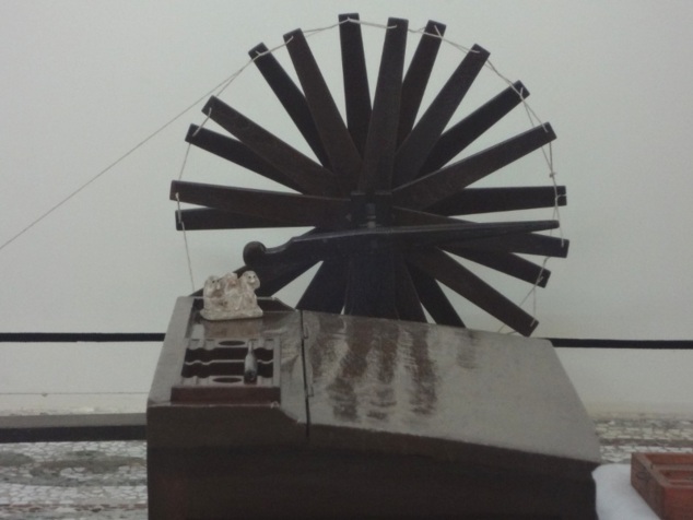 Objets qui ont appartenu à Gandhi : son rouet, son pupitre et les trois petits singes, symboles de sagesse, dont il ne se séparait jamais Objets qui ont appartenu à Gandhi : son rouet, son pupitre et les trois petits singes, symboles de sagesse, dont il ne se séparait jamais