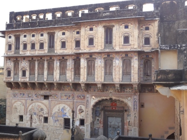 Mandawa compte plusieurs dizaines d'havelis comme celle-ci. Mandawa compte plusieurs dizaines d'havelis comme celle-ci.