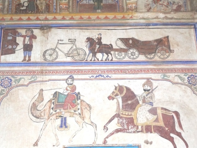 Une peinture qui montre deux époques : chameau et cheval en bas et en haut téléphone, bicyclette, ....