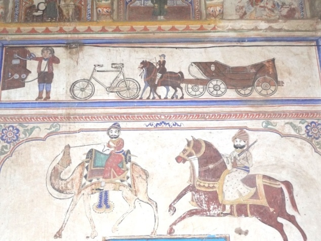 Une peinture qui montre deux époques : chameau et cheval en bas et en haut téléphone, bicyclette, .... Une peinture qui montre deux époques : chameau et cheval en bas et en haut téléphone, bicyclette, ....