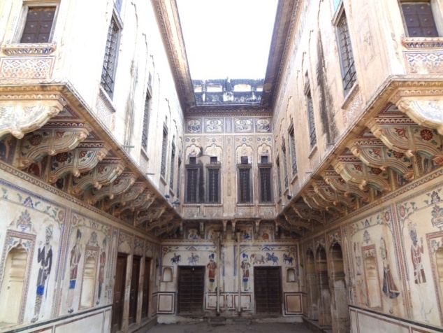 Une curiosité de plus : cette haveli, construite pour deux frères, comporte deux moitiés parfaitement symétriques. Une curiosité de plus : cette haveli, construite pour deux frères, comporte deux moitiés parfaitement symétriques.