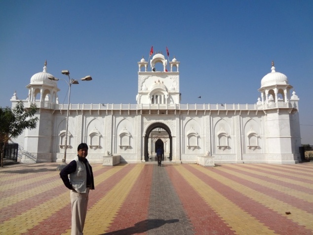 Le temple de Nehri ji dédié à Karnî Mâtâ. Ce premier temple dédié à Karnî Mâtâ a été construit à l'emplacement où se trouvait la grotte dans laquelle la sainte avait élu domicile.