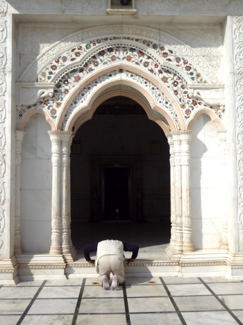 L'ami brahmane qui nous accompagne s'incline sur le seuil du temple pour rendre hommage à la déesse.