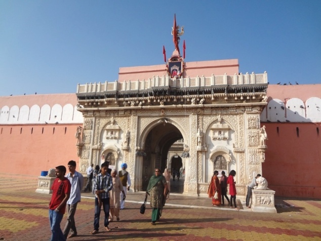 Le deuxième temple dédié à Karnî Mâtâ, plus central et plus fréquenté.