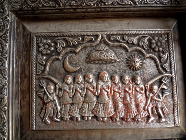 Détail de la porte du temple représentant Karnî Mâtâ (à gauche) accompagnée de ses sept soeurs.