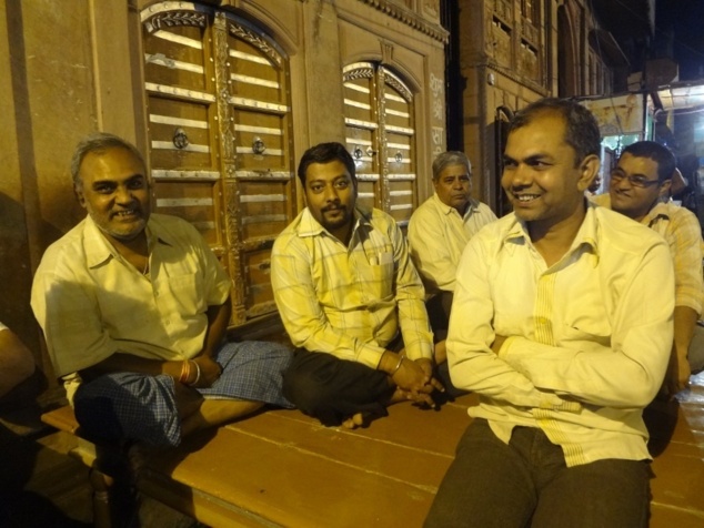 Les hommes se réunissent jusque tard dans la nuit assis sur des bancs appelés "patta".