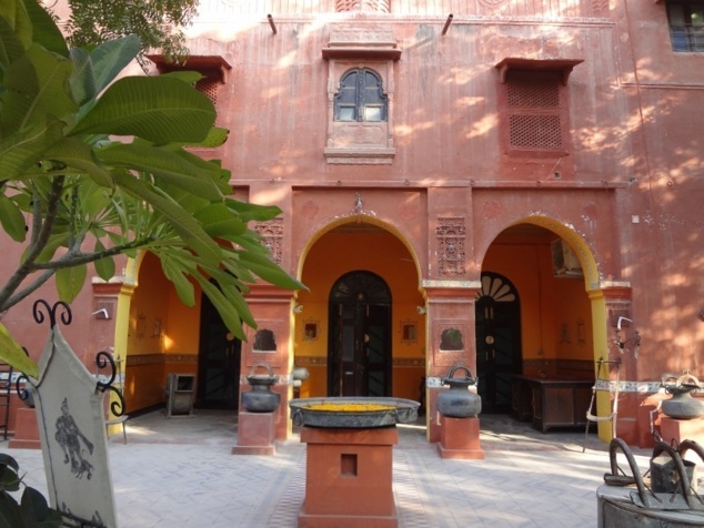 Notre hôtel à Bikaner : une "haveli" qui était la résidence du premier ministre du Maharadjah. Notre hôtel à Bikaner : une "haveli" qui était la résidence du premier ministre du Maharadjah.