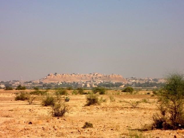 La forteresse de Jaisalmer apparaît dans le lointain.