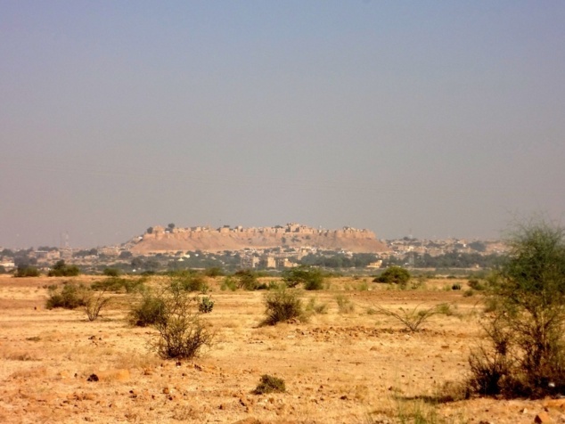 La forteresse de Jaisalmer apparaît dans le lointain. La forteresse de Jaisalmer apparaît dans le lointain.