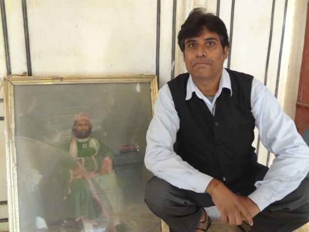 Un brahmane Pushkarna (lignage : Vyâs) qui veut nous montrer sa ressemblance avec son ancêtre, portrait à l'appui. Un brahmane Pushkarna (lignage : Vyâs) qui veut nous montrer sa ressemblance avec son ancêtre, portrait à l'appui.