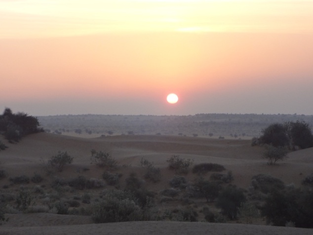 Lever du soleil dans le désert de Thar ou "Grand Désert Indien".