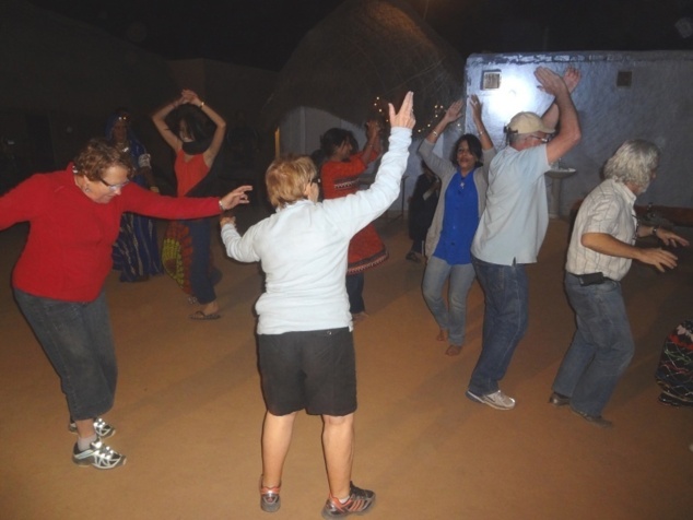 Le groupe entre dans la danse.